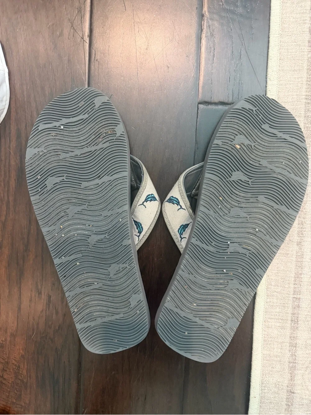 Tommy Bahama Men’s Size 10 Gray Marlin Embroidered Flip Flops Sandals